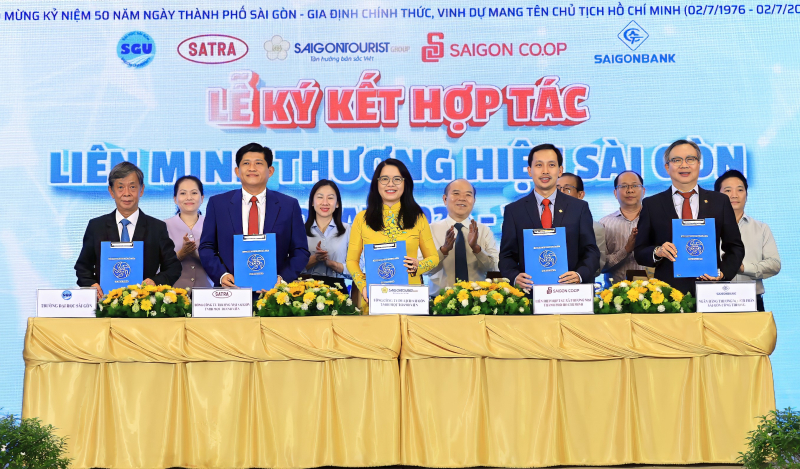 Liên minh thương hiệu Sài Gòn, trong đó có SATRA, ký kết hợp tác đồng hành cùng phát triển Thành phố Hồ Chí Minh. Ảnh: SATRA.