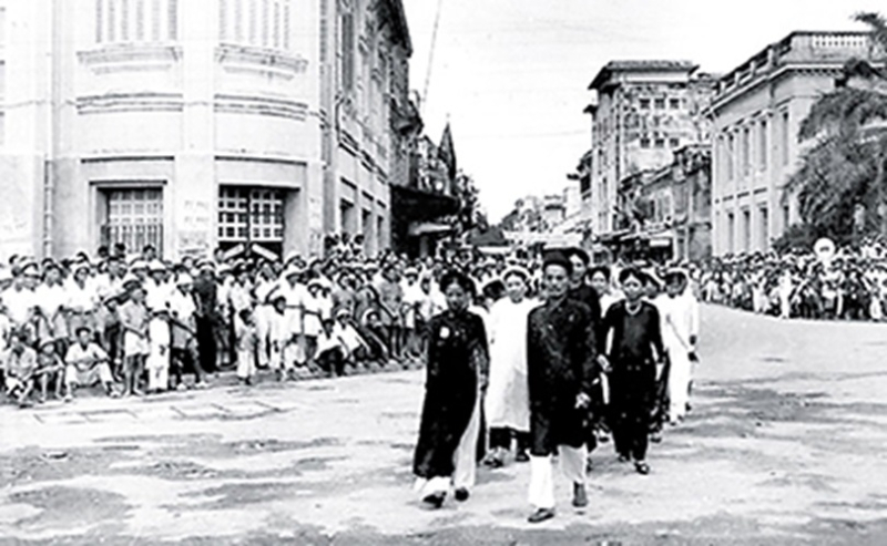 Đoàn công thương tham gia “Tuần lễ vàng” tổ chức tại Nhà hát Lớn Hà Nội năm 1945. Ảnh Tư liệu