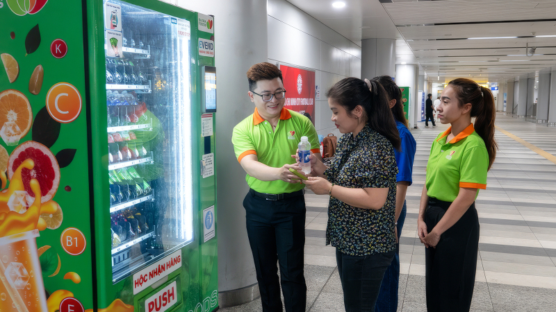 Các máy bán hàng tự động của Satrafoods đã đưa vào hoạt động, phục vụ khách hàng tại hệ thống Metro TP.HCM. Ảnh: SATRA.