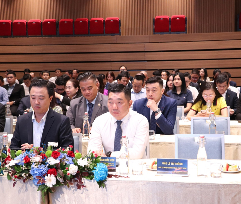 Ông Lê Trương Hải Hiếu (áo trắng), Bí thư Đảng ủy, Chủ tịch HĐND phường An Lạc (TP.HCM).