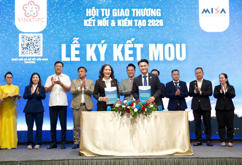 Đại diện Câu lạc bộ Xúc tiến Thương mại & Đầu tư Doanh nhân trẻ Việt Nam kí kết biên bản ghi nhớ với Tập đoàn MISA.