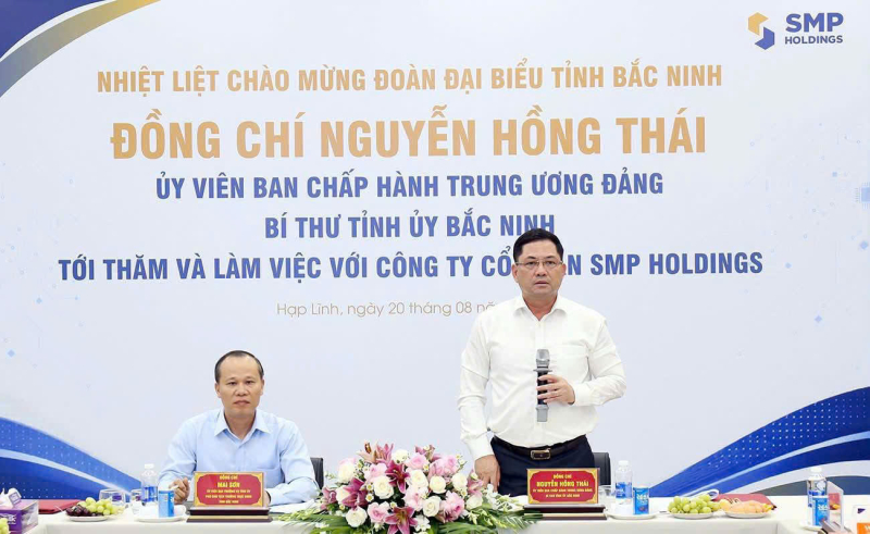 Bí thư Tỉnh ủy Nguyễn Hồng Thái (áo trắng) và Phó Chủ tịch Thường trực UBND tỉnh Mai Sơn lắng nghe các ý kiến trao đổi từ đại diện doanh nghiệp.