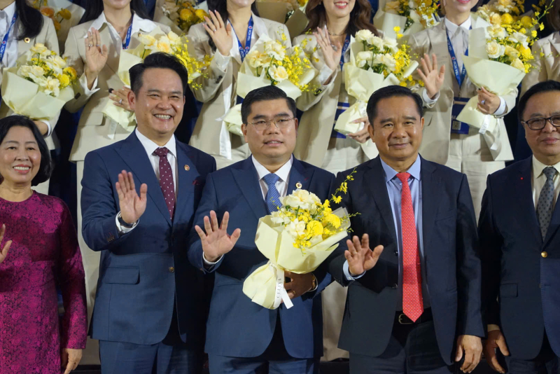Chủ tịch UBND TPHCM Nguyễn Văn Được (thứ 2 từ phải sang) và Chủ tịch Hội Doanh nhân trẻ Việt Nam Đặng Hồng Anh (thứ nhất từ trái sang) chúc mừng ông Phan Tấn Đạt được Đại hội đại biểu Hội Doanh nhân trẻ TP.HCM bầu giữ chức chủ tịch YBA HCM