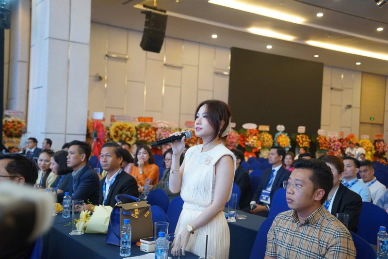 Các đại biểu khách mời đặt câu hỏi cho diễn đàn
