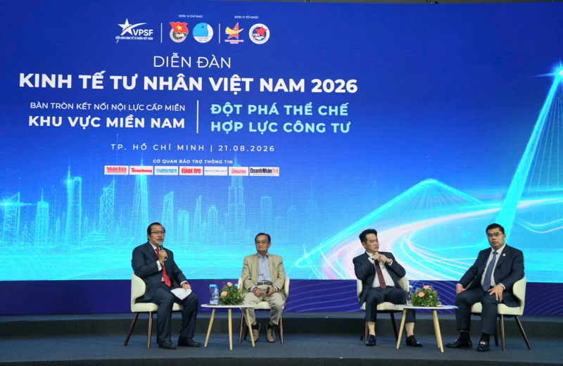 Ông Phan Tấn Đạt, Chủ tịch YBA HCM (bìa phải) đã vạch rõ một thực tế: nền kinh tế vùng không hề thiếu nguồn lực, nhưng điểm nghẽn chí mạng khiến doanh nghiệp nội địa chưa thể bứt phá chính là sự đứt gãy trong chuỗi kết nối. Ảnh: Hoa Đinh