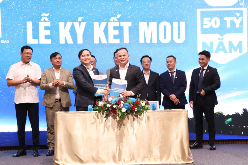 Đại diện Tập đoàn KIDO kí kết biên bản ghi nhớ với Câu lạc bộ Xúc tiến Thương mại & Đầu tư Doanh nhân trẻ Việt Nam.