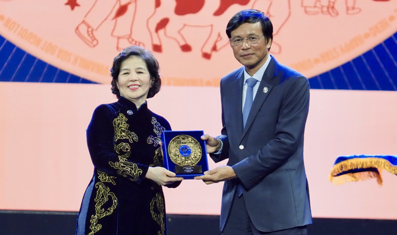 Chủ tịch HĐQT Vinamilk Nguyễn Hạnh Phúc trao Kỷ niệm chương 50 năm cống hiến trọn đời cho Tổng Giám đốc Mai Kiều Liên. Ảnh: Vi Nam