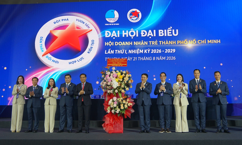 Chủ tịch UBND TP Hồ Chí Minh Nguyễn Văn Được tặng lẵng hoa chúc mừng đại hội