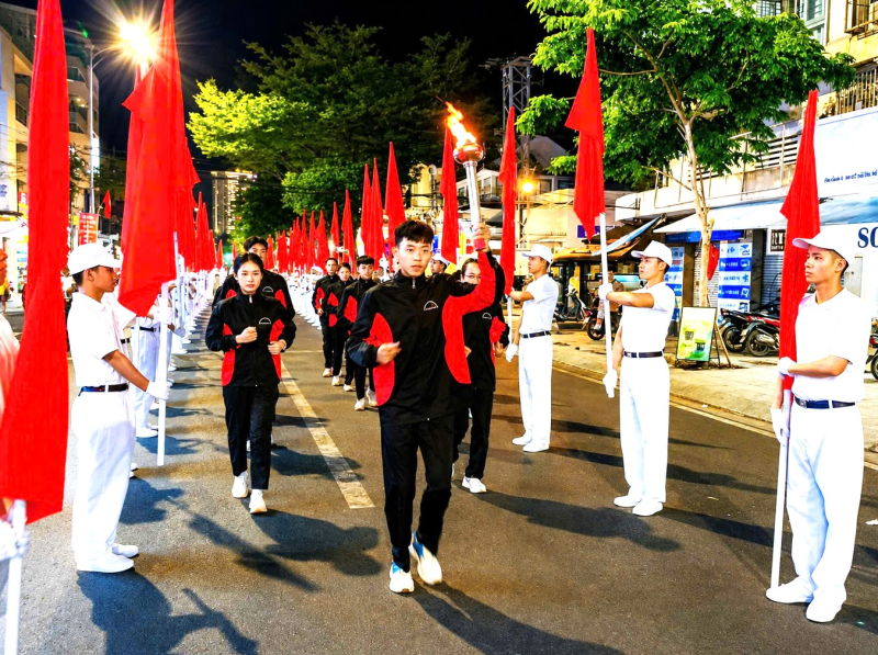 Nghi thức rước đuốc từ đền Hùng Vương qua nhiều tuyến phố và được thắp sáng tại lễ khai mạc.