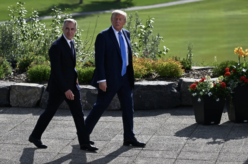 Thủ tướng Canada Mark Carney (trái) và Tổng thống Mỹ Donald Trump tại hội nghị thượng đỉnh G7 ở Canada, tháng 6/2025 . (Ảnh: NYT)