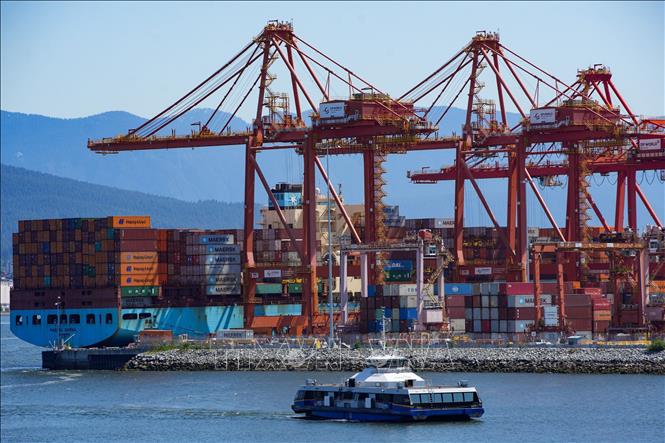 Container hàng hóa được xếp tại khu vực cảng Centerm ở Vancouver, Canada. (Ảnh: THX/TTXVN)