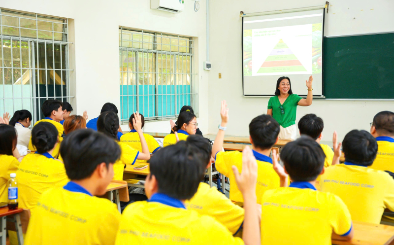 Sinh viên ngành Công nghệ thực phẩm và Chế biến thủy sản của NTU sôi nổi tham gia các lớp học ứng dụng kiến thức về VSATTP do TS.Lê Thị Tưởng giảng dạy.
