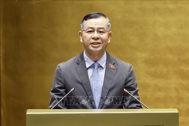 Bộ trưởng Bộ Tài chính Ngô Văn Tuấn, thừa ủy quyền của Thủ tướng Chính phủ trình bày Báo cáo giải trình, tiếp thu, chỉnh lý dự thảo Luật sửa đổi, bổ sung một số điều của Luật Hải quan. (Ảnh: Doãn Tấn/TTXVN)