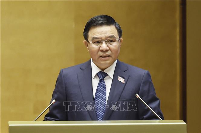 Bộ trưởng Bộ Công Thương Lê Mạnh Hùng, thừa ủy quyền của Thủ tướng Chính phủ trình bày Báo cáo giải trình, tiếp thu, chỉnh lý dự thảo Luật Dầu khí (sửa đổi). (Ảnh: Doãn Tấn/TTXVN)