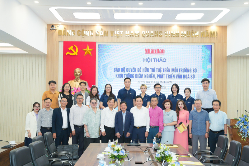 Các đại biểu, chuyên gia và đại diện đơn vị tham dự chụp ảnh lưu niệm tại hội thảo.