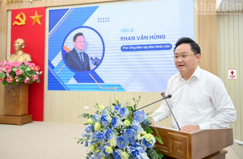 Tiến sĩ Phan Văn Hùng, Phó Tổng Biên tập Báo Nhân Dân nhấn mạnh tầm quan trọng của việc xem sở hữu trí tuệ là một bộ phận không thể tách rời của hạ tầng thể chế số. (Ảnh: THẾ ĐẠI)