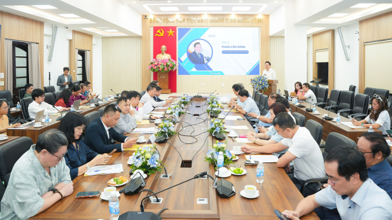 Toàn cảnh Hội thảo “Bảo hộ quyền sở hữu trí tuệ trên môi trường số - Khơi thông điểm nghẽn, phát triển văn hóa số” tại trụ sở Báo Nhân Dân.