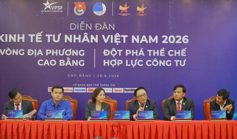 Đại diện UBND tỉnh Cao Bằng, Hội Doanh nhân trẻ Việt Nam và các chuyên gia kinh tế tham dự phiên đối thoại tại Diễn đàn Kinh tế tư nhân Việt Nam 2026 - Vòng địa phương tình Cao Bằng.