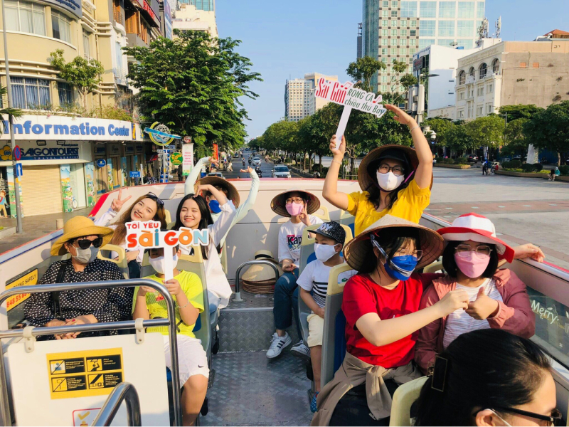 Du khách tham quan đường phố Sài Gòn bằng xe buýt 2 tầng. Ảnh: Thanh Niên