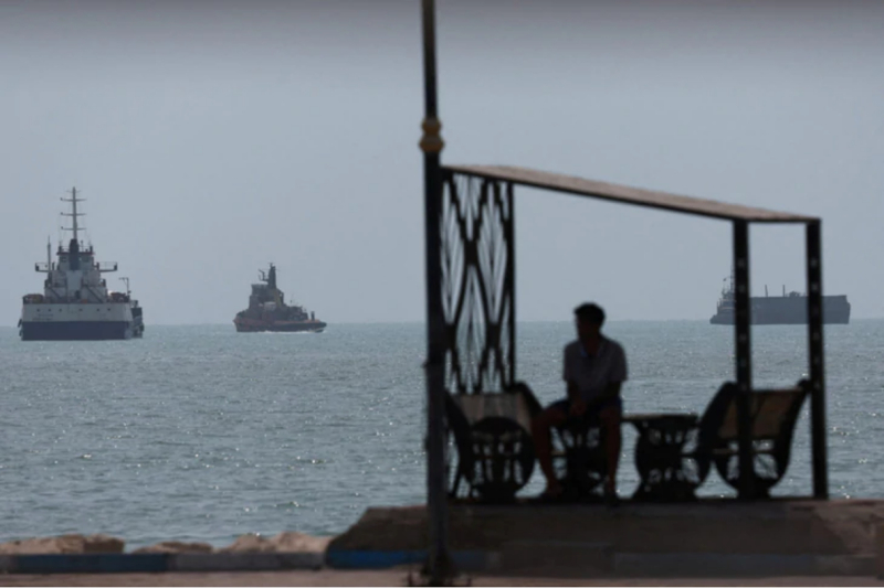 Những con tàu đi qua eo biển Hormuz. Ảnh: Reuters