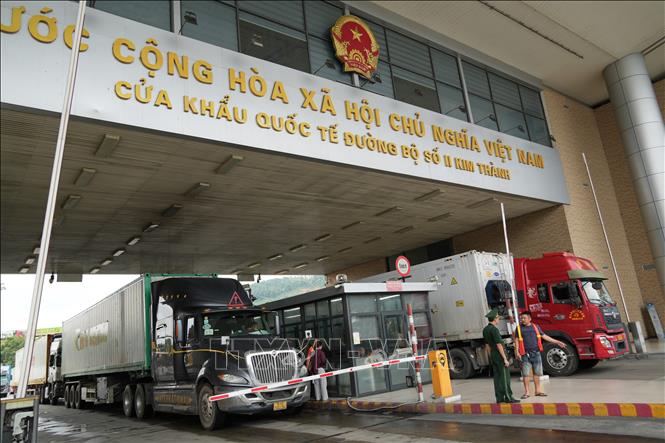 Xe hàng thông quan qua cửa khẩu đường bộ Quốc tế số II - Kim Thành, Lào Cai. Ảnh: Hồng Ninh/TTXVN