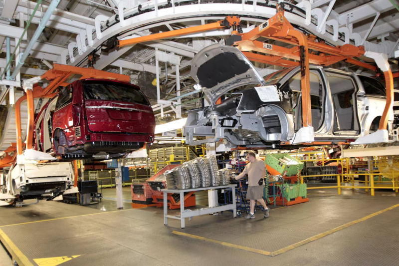Dây chuyền sản xuất xe minivan tại nhà máy Windsor, Ontario, Canada. Ảnh: Bloomberg