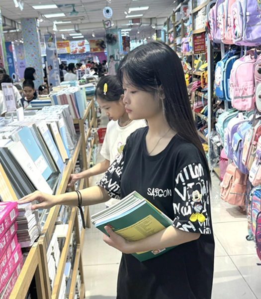 Mua sắm ngày khai trường là dịp để thể hiện “phong cách sống” của trẻ. Ảnh:Internet