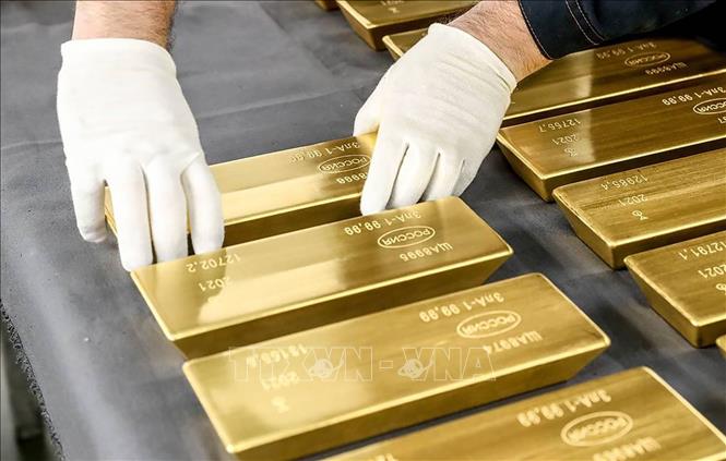 Vàng được trưng bày tại nhà máy Shchyolkovo của tập đoàn kim loại quý Yuzhuralzoloto, Nga. Ảnh: TASS/TTXVN