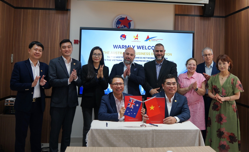 Đại diện Hội Doanh nhân trẻ Việt Nam và đoàn doanh nhân, doanh nghiệp Australia ký kết thoả thuận hợp tác