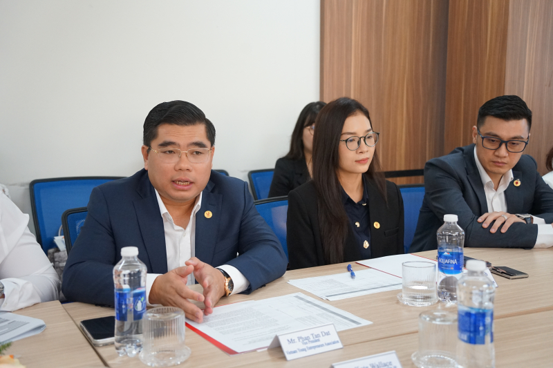 Ông Phan Tấn Đạt, Phó Chủ tịch Hội Doanh nhân trẻ Việt Nam, Chủ tịch Hội Doanh nhân trẻ TP.HCM nhiệm kỳ I (2026 – 2029) (bên trái) và Tổng Thư ký Hội DNT Việt Nam, bà Hoàng Thị Linh