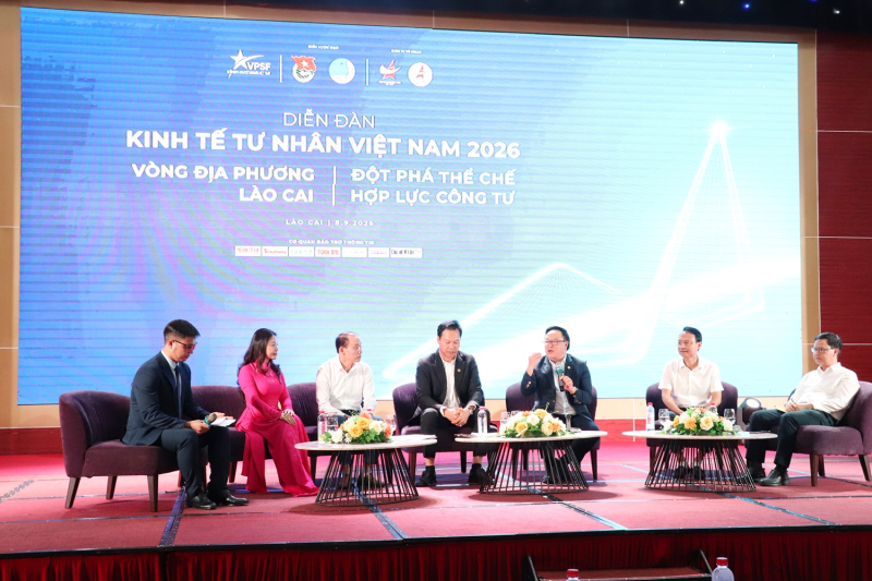 Các diễn giả trả lời câu hỏi của các doanh nhân tại phiên đối thoại mở trong khuôn khổ Diễn đàn Kinh tế Tư nhân 2026 - Vòng đối thoại địa phương Lào Cai.