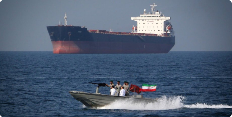 Tình hình tại eo biển Hormuz đang ngày càng giống với diễn biến ở Biển Đen, nơi các cuộc đối đầu quân sự đang tác động trực tiếp đến hoạt động vận tải thương mại. Mỹ và Iran đã thực hiện các vụ tấn công nhằm vào tàu thuyền, làm dấy lên lo ngại về tình trạng gián đoạn kéo dài đối với nguồn cung dầu từ Trung Đông. Ảnh: UkrAgroConsult