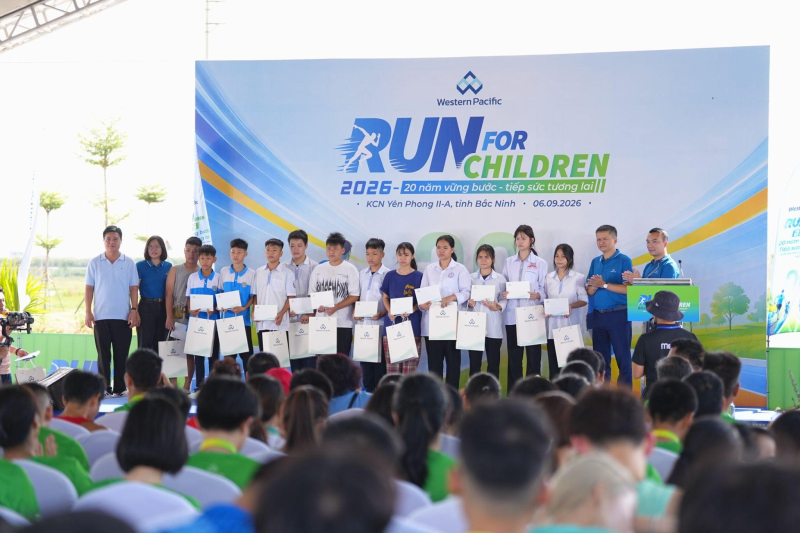 Lễ trao học bổng “Tiếp sức tương lai” tại Giải chạy Run For Children 2026.