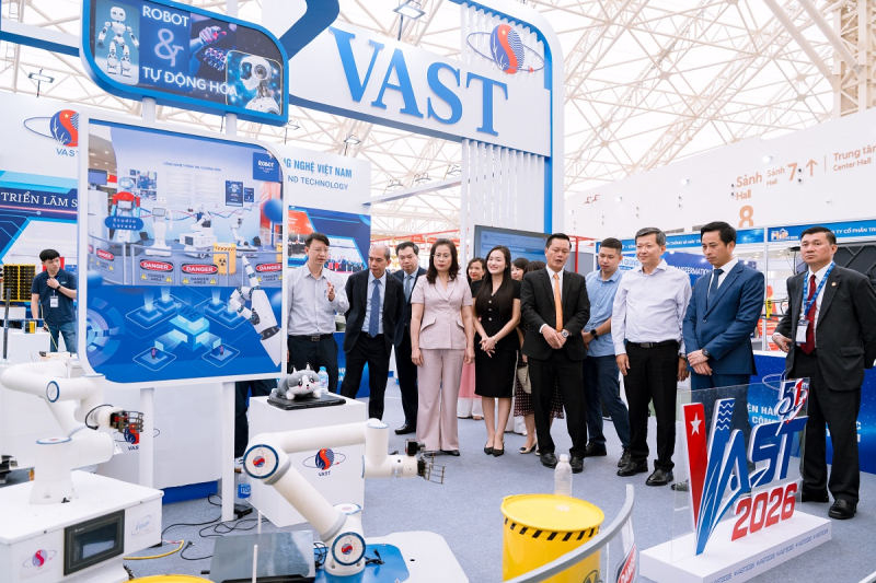 Không gian triển lãm của Viện Hàn lâm Khoa học và Công nghệ Việt Nam gây ấn tượng với hệ sinh thái các giải pháp ứng dụng công nghệ cao.