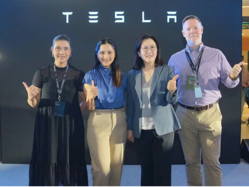 Bà Isabel Ching Fan (thứ hai từ phải sang) tại lễ ra mắt Tesla Model Y ở Philippines, tháng 3/2025. Ảnh: People Asia