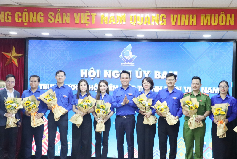 Anh Đặng Hồng Anh, Phó chủ tịch Hội Liên hiệp thanh niên Việt Nam, Chủ tịch Hội Doanh nhân trẻ Việt Nam, tặng hoa chúc mừng các anh, chị tham gia Uỷ ban Trung ương Hội LHTN Việt Nam khóa IX.