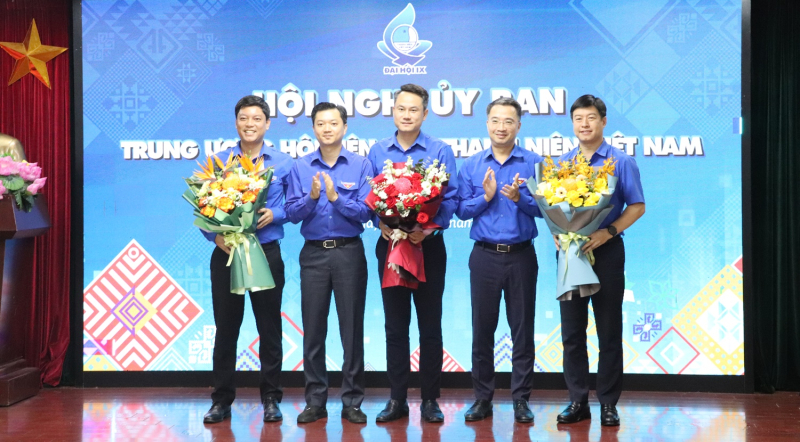 Anh Nguyễn Minh Triết và anh Nguyễn Tường Lâm tặng hoa chúc mừng tân Chủ tịch, Phó Chủ tịch T.Ư Hội LHTN Việt Nam.