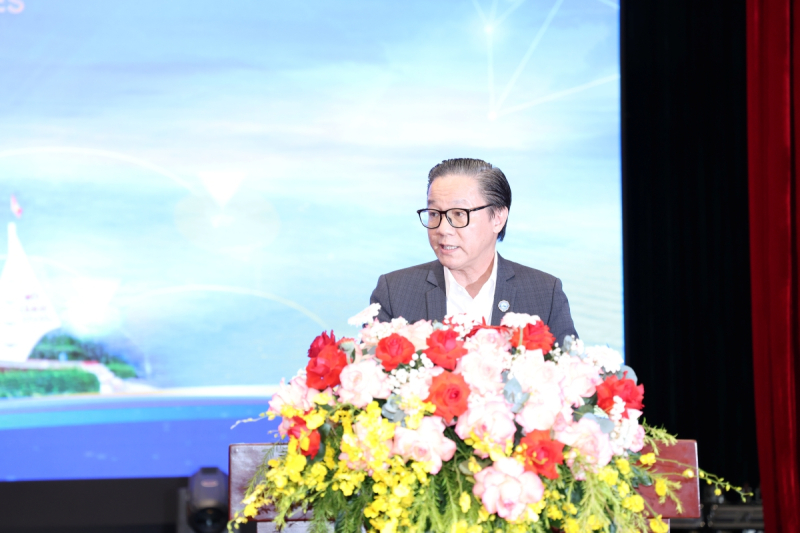 Ông Đinh Hồng Kỳ, Phó Chủ tịch Liên đoàn Doanh nghiệp TP.HCM (HUBA), Chủ tịch Hội Doanh nghiệp Xanh TP.HCM (HGBA) trình bày tham luận tại Hội nghị