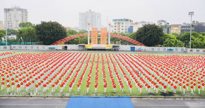 Hơn 2.000 người cao tuổi cùng lan tỏa tinh thần “Chủ động sống khỏe - Rực rỡ tuổi hoàng kim” tại Hà Nội. Ảnh: Vi Nam