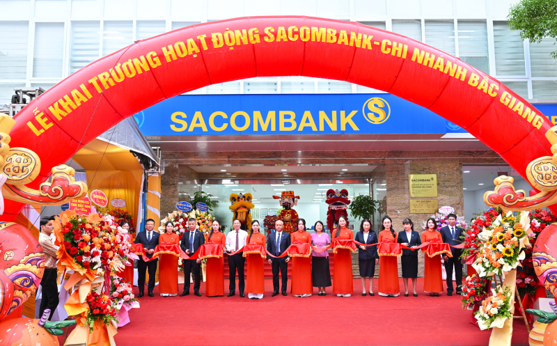 Lãnh đạo SACOMBANK cùng đại diện chính quyền địa phương và Ngân hàng Nhà nước Việt Nam - Chi nhánh Khu vực 12 thực hiện nghi thức cắt băng khai trương Chi nhánh Bắc Giang.