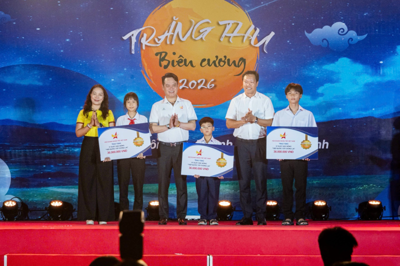 Chủ tịch Hội Doanh nhân trẻ Việt Nam Đặng Hồng Anh (thứ 3 từ trái sang), Phó chủ tịch Hội Doanh nhân trẻ Việt Nam Lưu Công Thành (thứ hai từ phải sang) tham dự chương trình Trung thu biên cương 2026.
