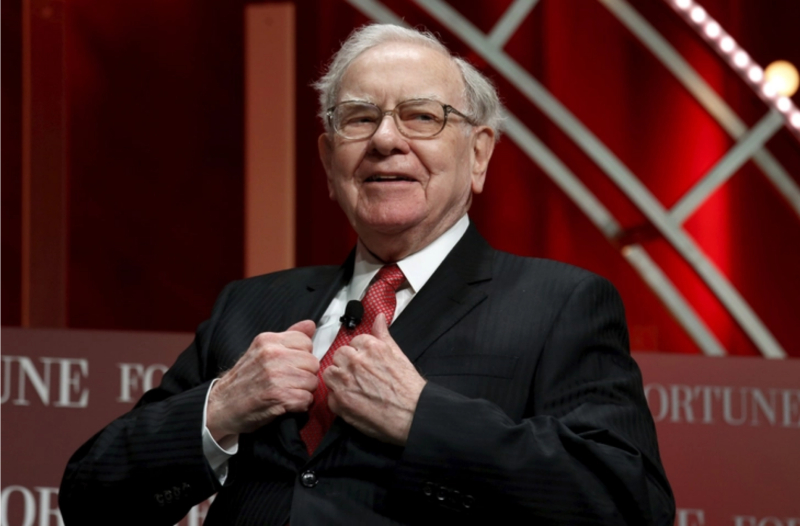 Buffett vẫn duy trì thói quen làm việc say sưa mỗi ngày. Ảnh: Reuters