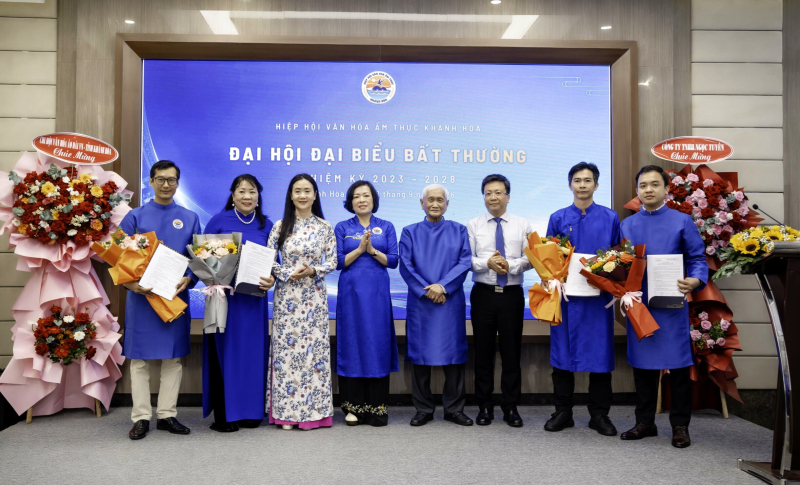 Đại diện 4 Chi hội ẩm thực mới nhận QĐ ra mắt