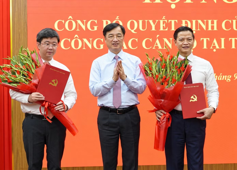 Ông Bùi Hoàng Phương (trái) nhận nhiệm vụ mới tại tỉnh Quảng Trị.