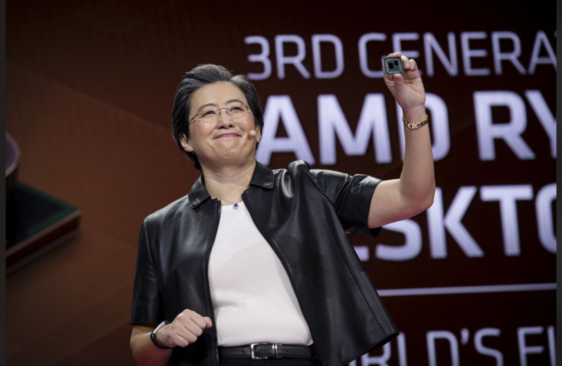 CEO AMD, bà Lisa Su với bản vi xử lý Zen. Ảnh: Bloomberg