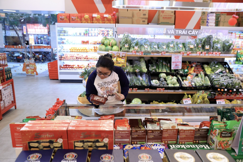 Khách hàng mua sắm tại siêu thị WinMart