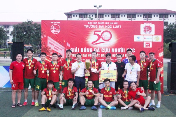 Các đội bóng nhận giải thưởng tại Giải bóng đá Cựu người học Trường Đại học Luật – ĐHQGHN.