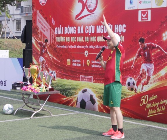PGS.TS Đặng Minh Tuấn phát biểu tại lễ khai mạc Giải bóng đá Cựu người học Trường Đại học Luật – ĐHQGHN.