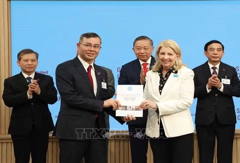 Bộ trưởng Ngô Văn Tuấn và bà Catherine Russell, Giám đốc điều hành UNICEF trao văn kiện.