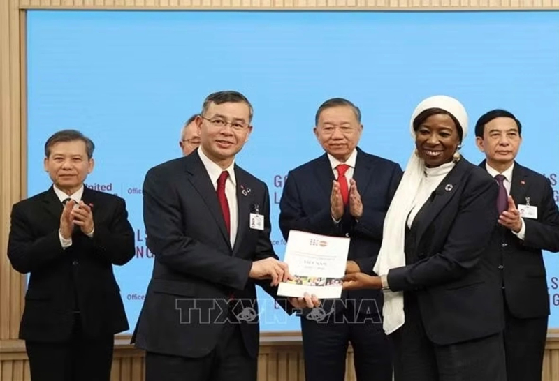 Bộ trưởng Ngô Văn Tuấn và bà Diene Keita, Giám đốc điều hành UNFPA trao văn kiện.
